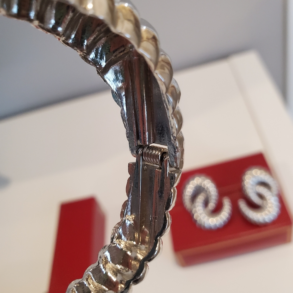 Vintage Bracelet and‎ Clip Earrings - Picture 8 of 16